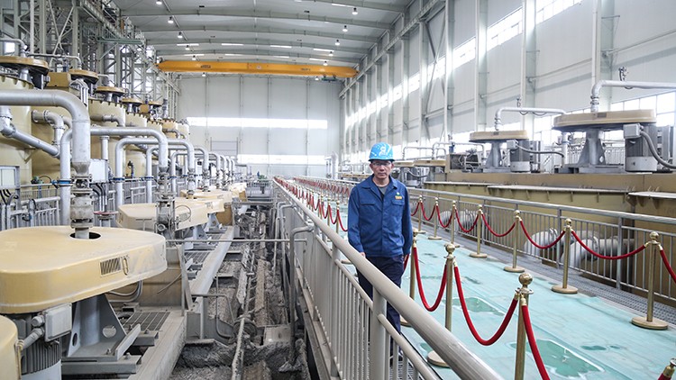 202103181616037370419473.jpg 肖云長期堅守在生產一線,帶頭推行領導值班制度.JPG